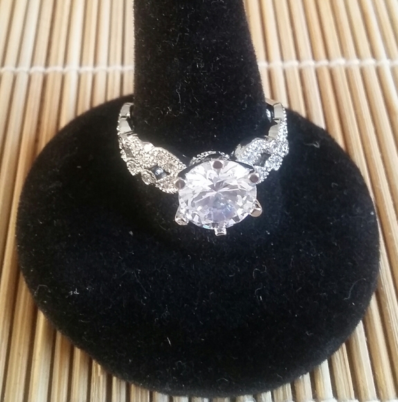 Gorgeous 925 Sterling Silver Cubic Zirconia Ring - Picture 2 of 6